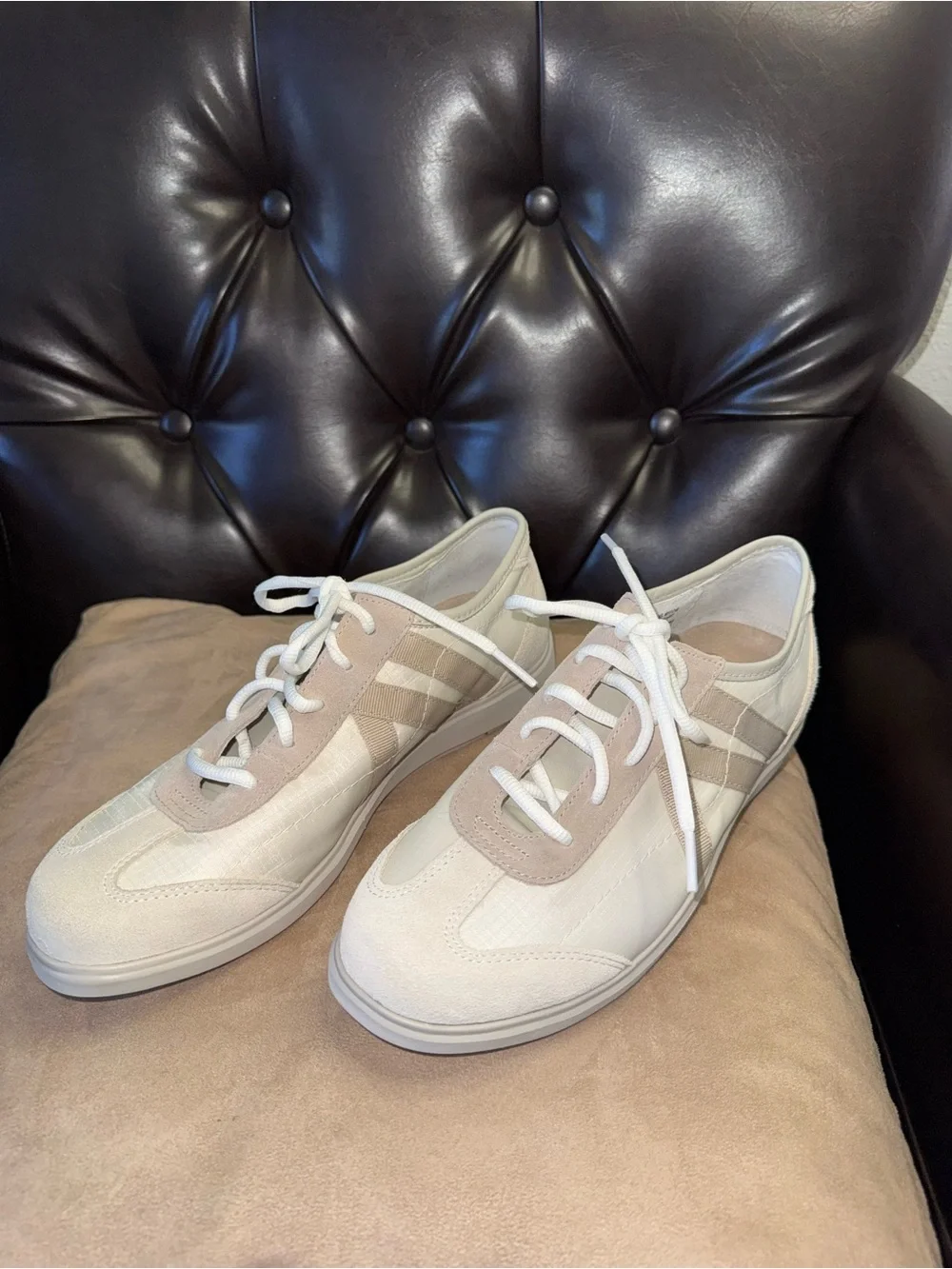 LIKE NEW ITALIAN  MUNRO BEIGE NEUTRAL COMBO SNEAKERS - SIZE 8.5